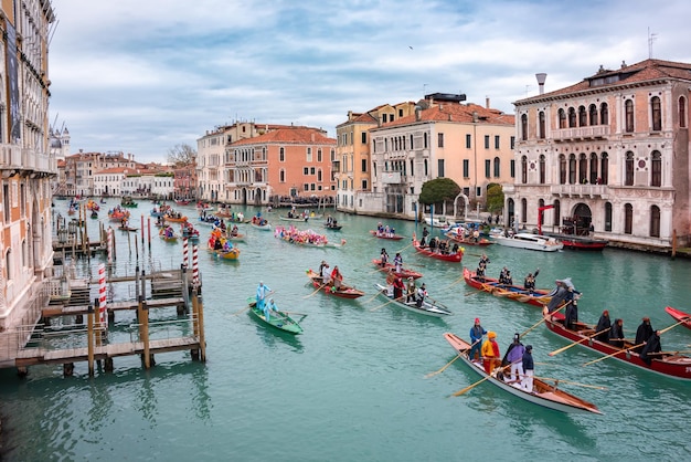 Wenecja Włochy Canal Grande Otwarcie karnawału w Wenecji z wodną paradą łodzi gondoli