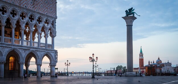 Wenecja, Włochy - Piazza San Marco o wschodzie słońca