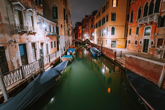 Wenecja Włochy Wąski kanał i łodzie gondoli w lagunie wenecja nocą Żywe kolorowe stare budynki z cegły wokół