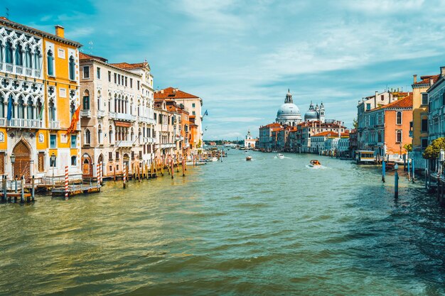 Wenecja Włochy Wiosenna wycieczka na Canal Grande i Bazylikę Santa Maria della Salute w słoneczny dzień