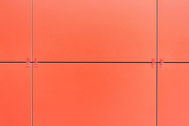 Zdjęcie wentylowane panele ceramiczne w kształcie kwadratu czerwonego zainstalowane na elewacji budynku