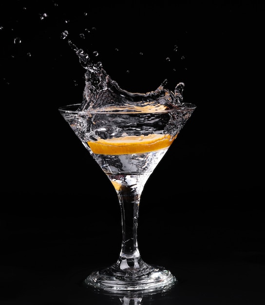 Wermut koktajl wewnątrz szklanki martini na ciemnym tle