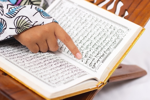 Zdjęcie wersety koranu czytane na białym tle