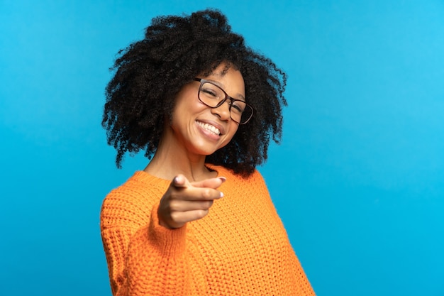 Wesoła afroamerykańska dziewczyna wskazująca palcem wybierająca uśmiechnięte stanowisko pracy oferuje koncepcję kariery
