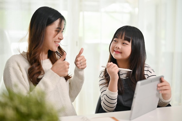 Wesoła Azjatycka Mama I Jej Córka Spędzają Razem Czas W Domu Za Pomocą Tabletu