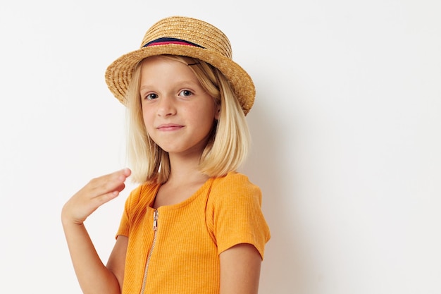 Wesoła dziewczynka w kapeluszu pozuje moda dzieciństwo
