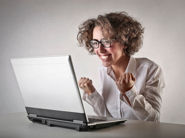 Zdjęcie wesoła kobieta przed laptopem