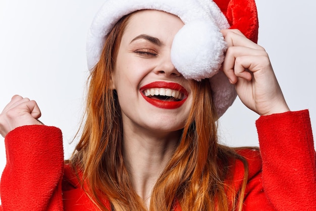 Zdjęcie wesoła kobieta ubrana jako święty mikołaj zabawna świąteczna moda bożego narodzenia