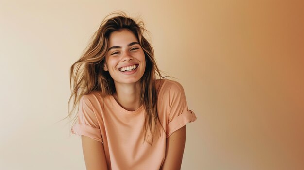 Zdjęcie wesoła kobieta z płynącymi włosami uśmiechająca się w brzoskwiniowym topie