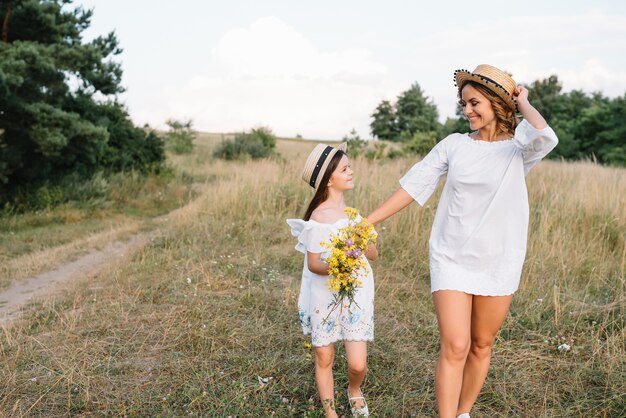 Wesoła Mama I Jej Córeczka Bawią Się Razem Na Powierzchni Lata