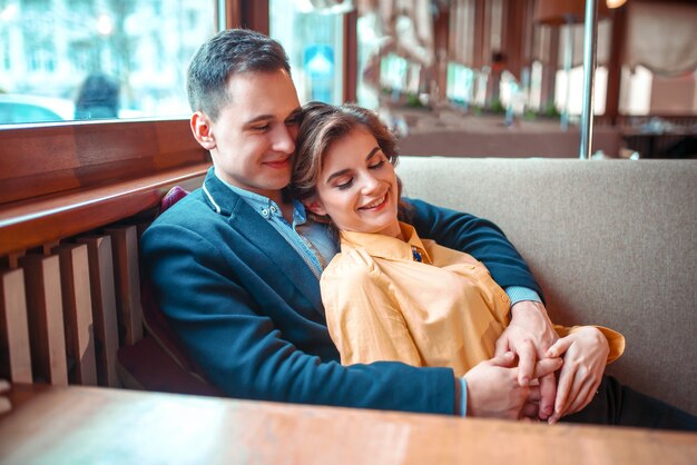 Wesoła Miłość Para Na Romantyczną Randkę. Szczęśliwy Mężczyzna I Kobieta Przytula W Restauracji.