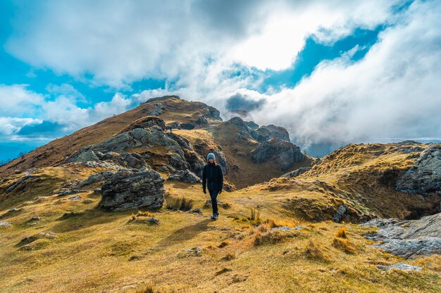 Wesoła młoda kobieta na trekkingu w górach Aiako Harria w zimowy poranek, Guipuzcoa. kraj Basków