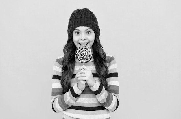 Wesoła nastolatka jedząca cukierki lizaka zdrowie jamy ustnej