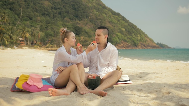Wesoła Para Miłości Trzymająca I Jedząca Plasterki Arbuza Na Tropikalnej Plaży Z Piaskiem