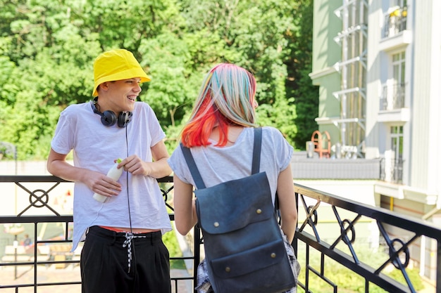 Wesoła Rozmowa Studentów Nastolatków Facet I Dziewczyna W Mieście Pije Jogurt Mleczny Z Butelki. Styl życia, Odżywianie, Zdrowie Młodzieży