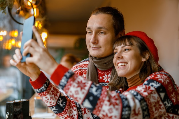 Zdjęcie wesoła szczęśliwa i piękna para kaukaski o randce w kawiarni