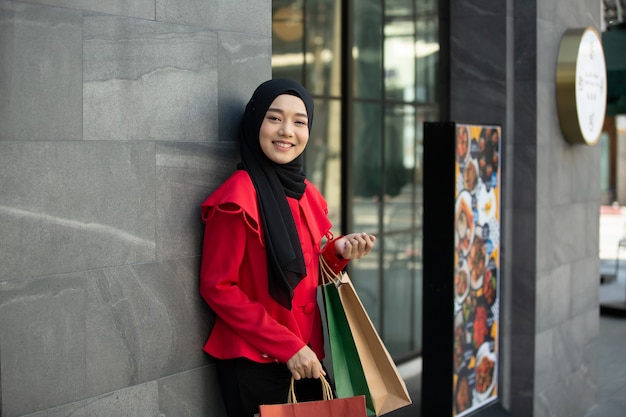 wesoła szczęśliwa kobieta ciesząca się zakupami niesie torby na zakupy