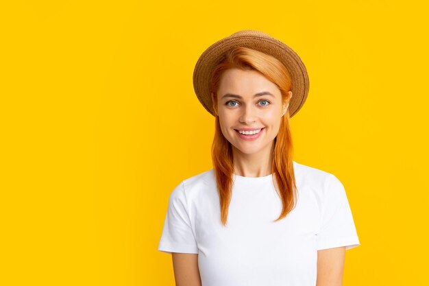 Wesoła szczęśliwa stylowa kobieta pozuje w studio żółtym tle w słomkowym kapeluszu Letnia dziewczyna portret