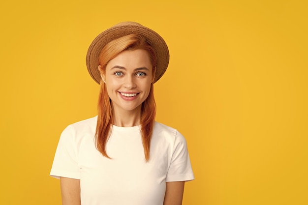 Wesoła szczęśliwa stylowa kobieta pozuje w studio żółtym tle w słomkowym kapeluszu Letnia dziewczyna portret