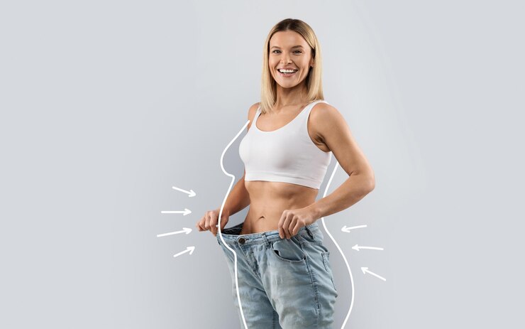 Zdjęcie wesoła, szczupła, blond kobieta w ogromnych dżinsach.