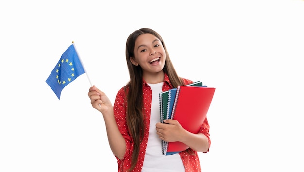 Wesołe dziecko trzyma flagę unii europejskiej i szkolny zeszyt do nauki na białym tle, edukacja.
