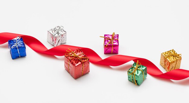 Wesołe kartki świąteczne wykonane z gałęzi jodłowych pudełka na prezenty czerwona dekoracja błyszczy i konfetti na białym tle