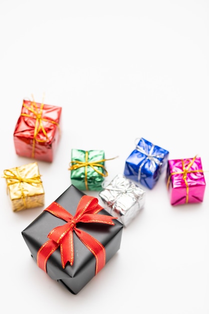 Wesołe kartki świąteczne wykonane z gałęzi jodłowych pudełka na prezenty czerwona dekoracja błyszczy i konfetti na białym tle