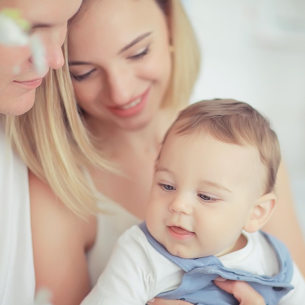 wesołe zdrowe dziecko uśmiechnięte / portret małego dziecka, chłopca mały synek wesołe zdrowie