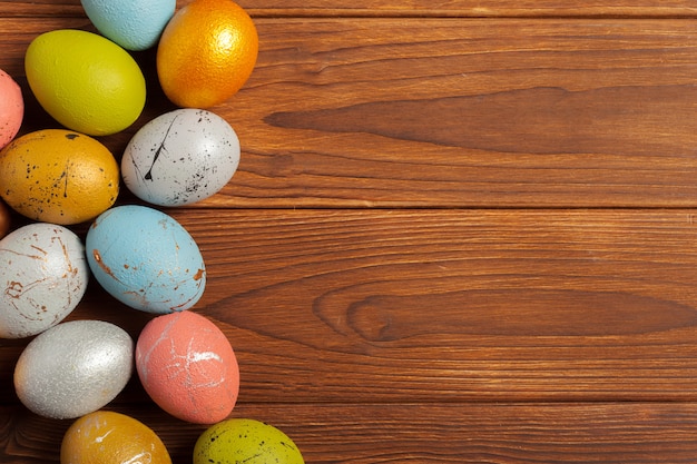 Wesołego Alleluja! Wielkanocni jajka na drewnianym tle