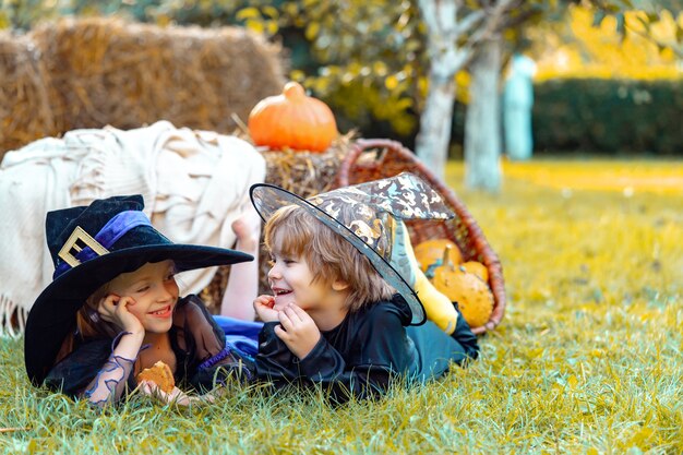 Wesołego halloween ze słodyczami świeczki halloween na wsi szczęśliwe dzieciaki na halloween impreza halloweenowa...