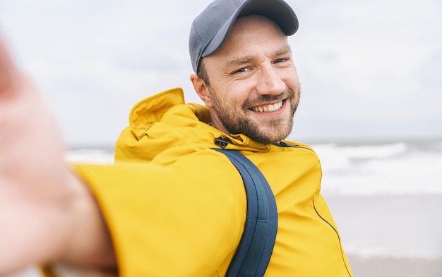 Wesoły Brodaty Młody Człowiek Podróżujący Samotnie Biorący Selfie Na Plaży - Koncepcja Przygody Wanderlust Na Plaży