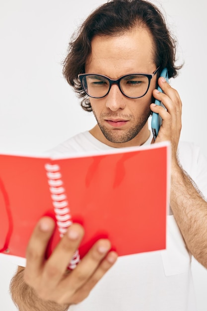 Zdjęcie wesoły mężczyzna czerwony notatnik komunikacja telefoniczna styl życia niezmieniony