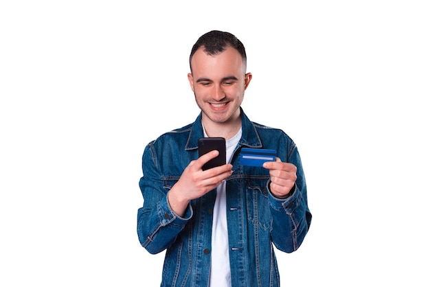 Wesoły Młody Człowiek Za Pomocą Smartfona I Niebieskiej Karty Kredytowej