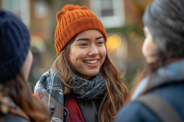 Zdjęcie wesoły portret studentki rozmawiającej z przyjaciółmi z uniwersytetu
