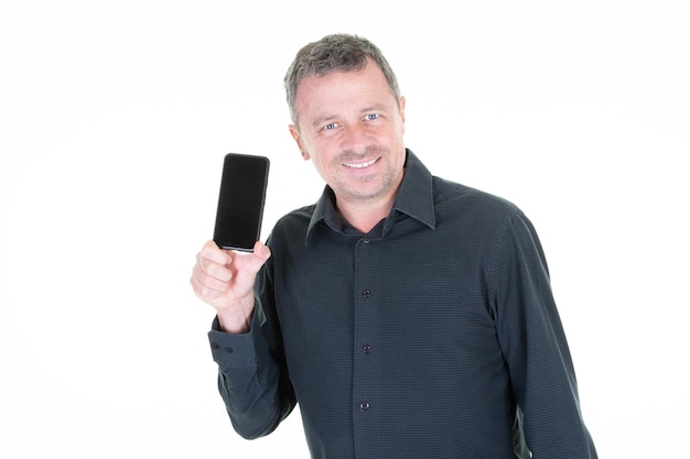 Wesoły przystojny mężczyzna przedstawiający czarną makieta smartfona z pustym ekranem