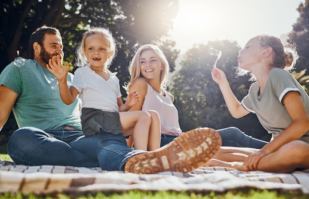 Wesoły rodzinny piknik i letnia zabawa w parku z dziećmi i rodzicami łączącymi się i bawiącymi się na trawie Zrelaksuj przyrodę i podekscytowane dzieci cieszące się swobodą i zabawą z wesołą matką i ojcem