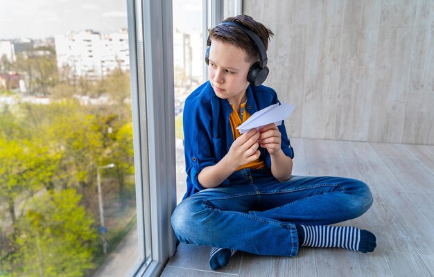 Wesoły Styl życia Chłopca Samolot Z Papierowym Samolotem Atrakcyjny Młody Chłopak Bawiący Się Papierowym Samolotem