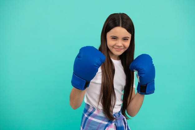 Wesoły udany bokser walka o sukces pewne dziecko gotowe do rywalizacji nokaut moc i autorytet nastolatka w odzieży sportowej rękawice bokserskie sportowe wyzwanie kopia przestrzeń dziurkowanie