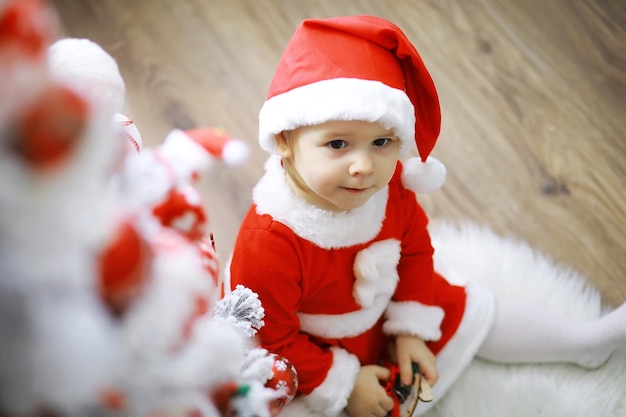 Wesołych Jasnych świąt Piękne Dziecko Ciesz Się świętami Wspomnienia Z Dzieciństwa Santa Dziewczynka Małe Dziecko świętuj Boże Narodzenie W Domu Rodzinne Wakacje Dziewczyna Słodkie Dziecko Wesoły Nastrój Baw Się W Pobliżu Choinki