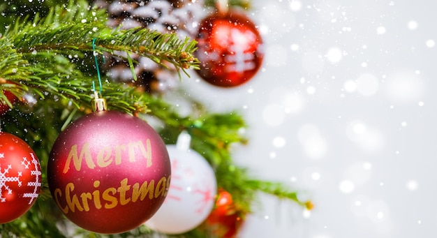 Wesołych Świąt Bożego Narodzenia na drzewie i miejsca kopiowania, zabawki skarpetki, Wesołych Świąt na tle bokeh szczęśliwego nowego roku i tła festiwalu szczęścia rodzinnego Piękne dekoracje. Białe tło