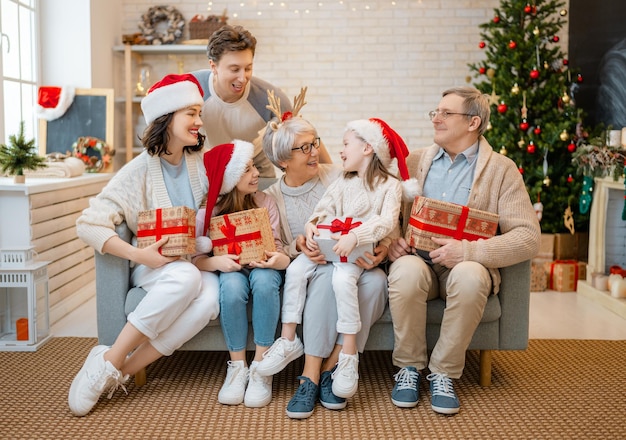 Wesołych Świąt i Wesołych Świąt Babcia Dziadek mama tata i dzieci wymieniają się prezentami