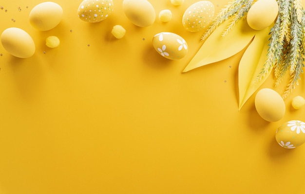 Wesołych Świąt Kolorowe pisanki na żółtym tle Koncepcja dekoracji na pozdrowienia i prezenty w dniu Wielkanocy świętować czas