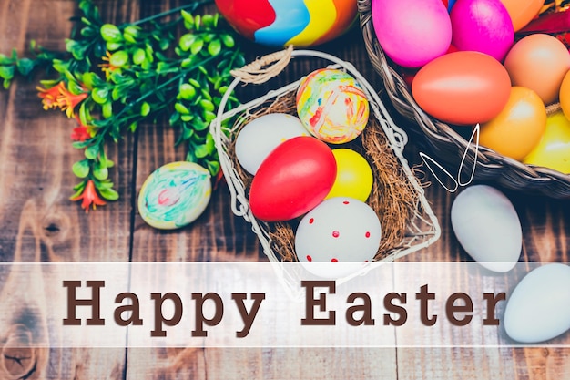 Wesołych Świąt Wielkanocnych. Kolorowe malowanie jajek na świętowanie w kwietniu. Przygotowanie i malowanie na rodzinne świętowanie i dekorację domu.