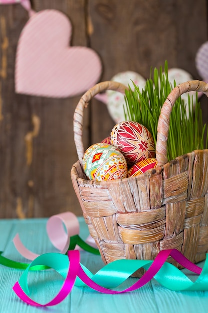 Wesołych Świąt Wielkanocnych - koszyczek z przepiękną pisanką Pysanka ręcznie robiony. ukraiński tradycyjny