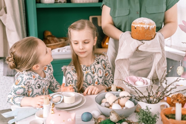 Wesołych świąt Wielkanocnych W Sezonie Wiosennym Rodzina Dziecko Dziewczynki Dzieci Siostry I Młoda Kobieta Trzyma W Dłoniach Pieczone Ciasto Lub Tradycyjny Chleb Tradycyjne Ręcznie Robione Jedzenie świąteczny Wystrój Domu