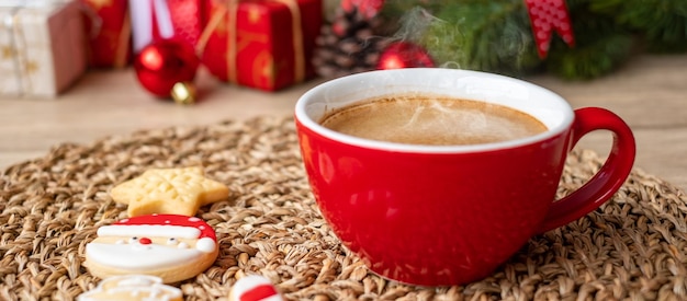 Wesołych świąt Z Domowymi Ciasteczkami I Filiżanką Kawy Na Tle Stołu Z Drewna. Koncepcja Wigilijna, Imprezowa, świąteczna I Szczęśliwego Nowego Roku