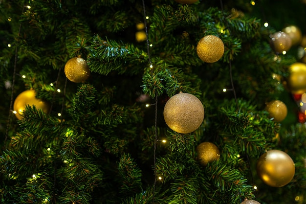 Wesołych Świąt Zbliżenie pudełka na prezenty z kolorowych kulek i dekoracji paczki z życzeniami bożonarodzeniowymi na zielonym tle choinki Dekoracja podczas świąt Bożego Narodzenia i Nowego Roku