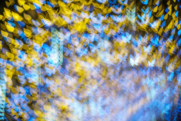Wesołych x-mas, żółty Kolorowe światło Abstrakcyjny motyl bokeh światła tunelu Choinka w tle Dekoracja podczas świąt Bożego Narodzenia i miłości Nowy Rok Festiwal oświetlenia.
