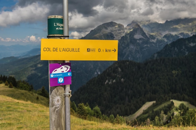 Westchnienie turystyczne na szlaku we francuskich Alpach
