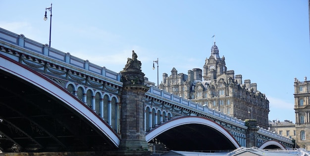 Zdjęcie westminster bridge nad tamizą z big benem w tle